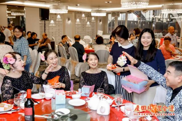 与会嘉宾抽中心仪的盲盒款式。